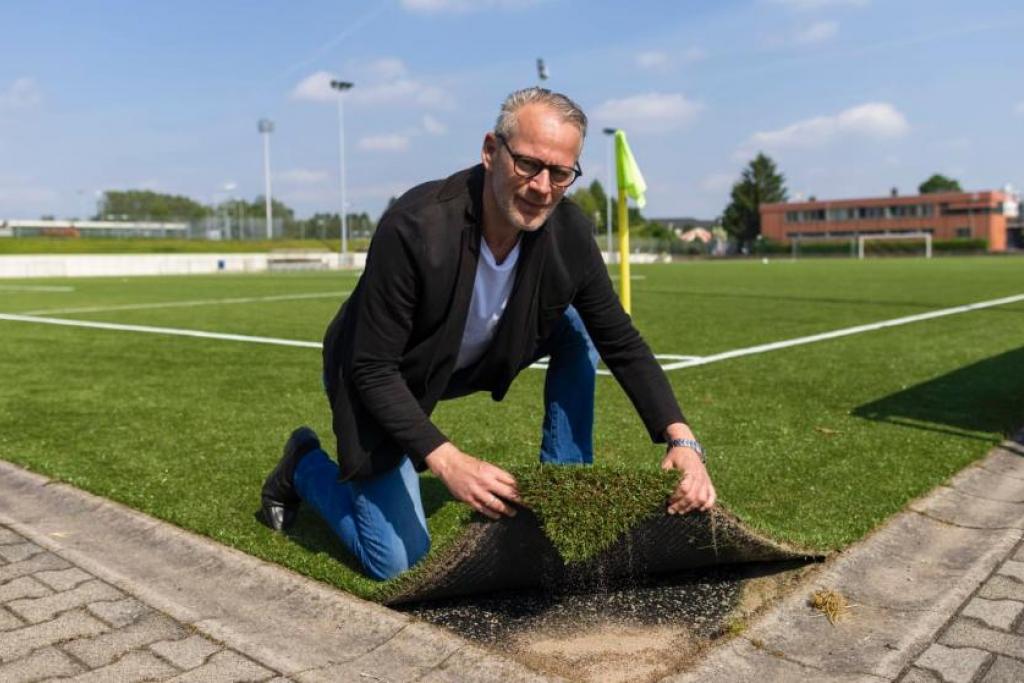 Here the ex-fortune Backhaus rolls out the green turf